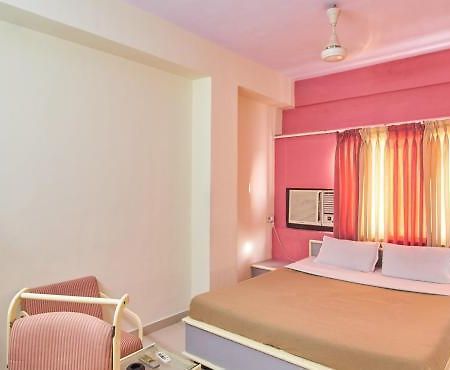 Hotel Aditya Rajkot Esterno foto