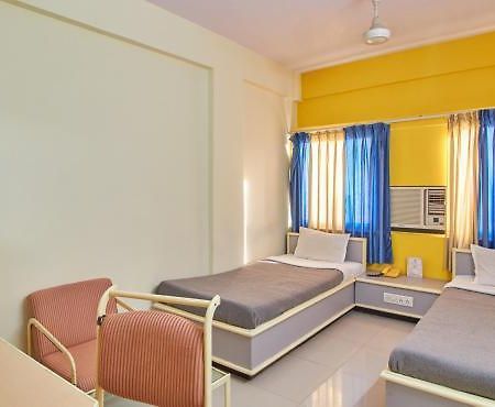Hotel Aditya Rajkot Esterno foto