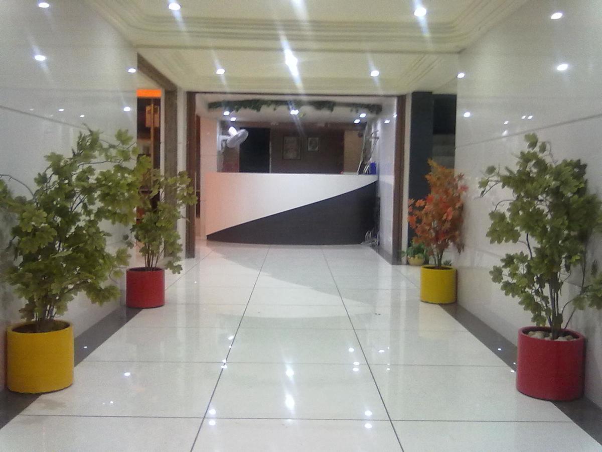 Hotel Aditya Rajkot Esterno foto