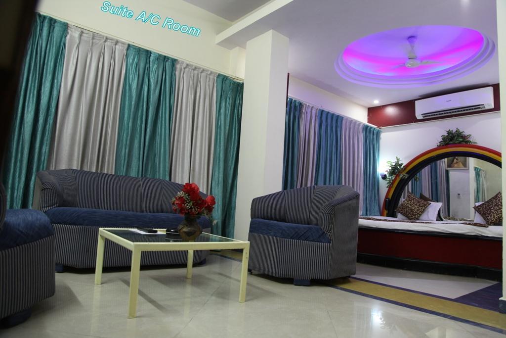 Hotel Aditya Rajkot Esterno foto