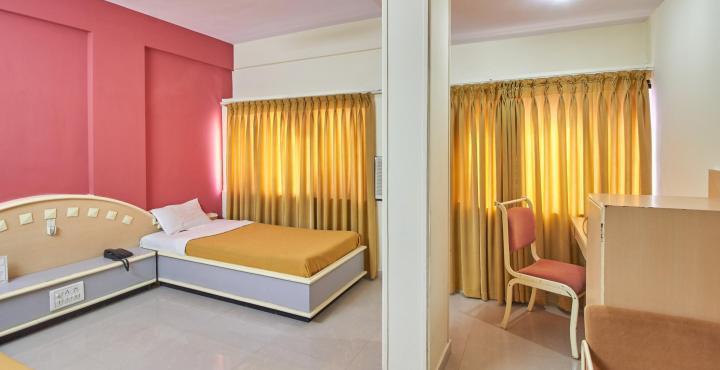 Hotel Aditya Rajkot Esterno foto