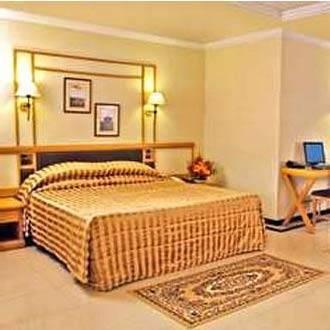 Hotel Aditya Rajkot Esterno foto